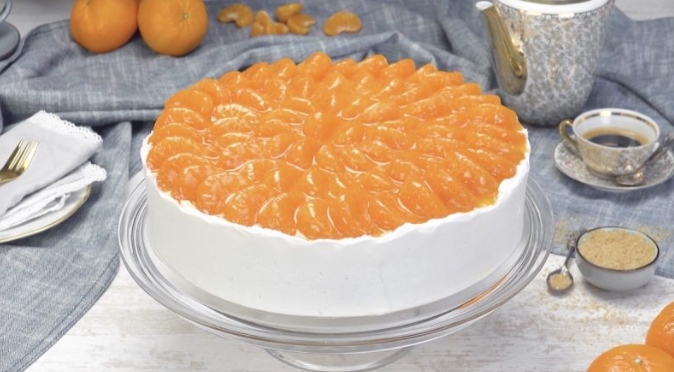 Pastel de mandarinas frescas cubierto de una deliciosa y aromática crema